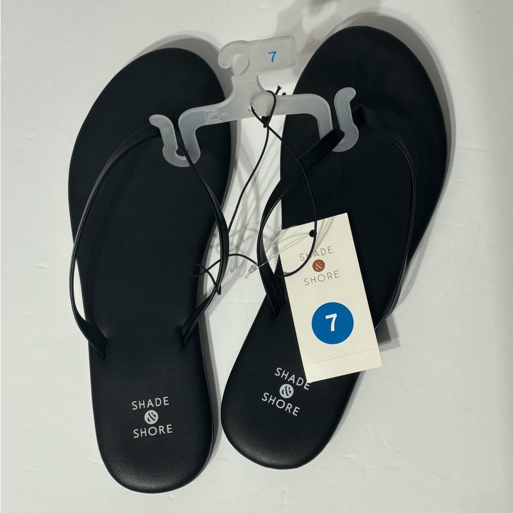 Black flipflops size 7